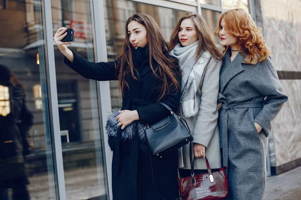 Tres chica bonita en una ciudad de invierno — Foto de Stock