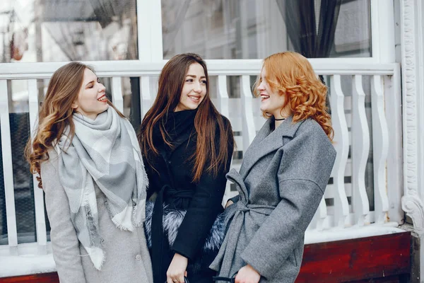 Τρία όμορφο κορίτσι σε μια χειμερινή πόλη — Φωτογραφία Αρχείου
