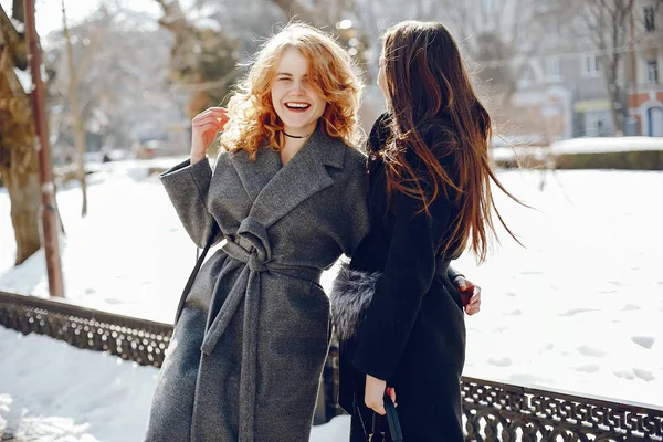 Три симпатичные девушки в зимнем городе — стоковое фото