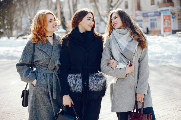 Tři hezké dívky v zimním městě — Stock fotografie
