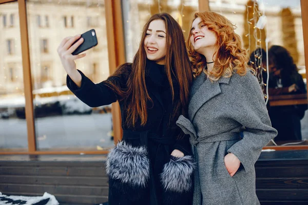 Duas menina bonita em uma cidade de inverno — Fotografia de Stock