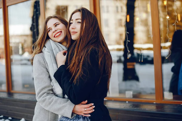 Deux jolies filles dans une ville d'hiver — Photo