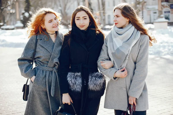 Tres chica bonita en una ciudad de invierno —  Fotos de Stock