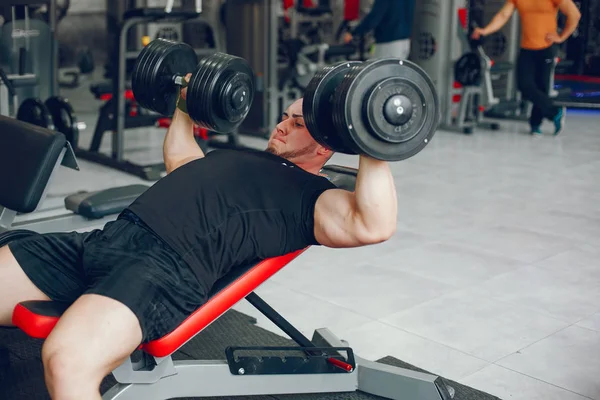 Uomo in palestra — Foto Stock