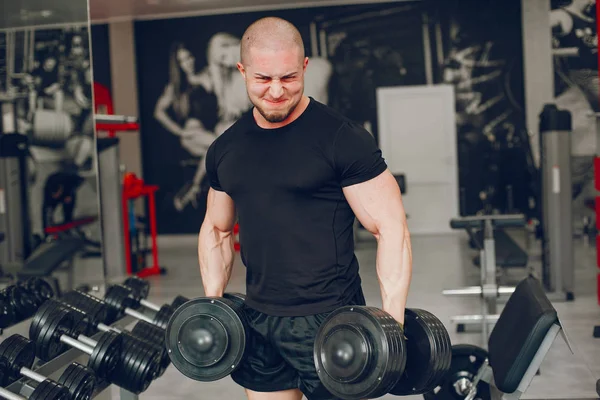 Hombre en un gimnasio —  Fotos de Stock