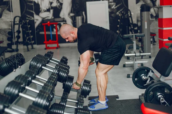 Uomo in palestra — Foto Stock