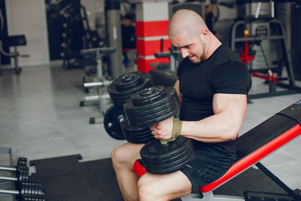 Uomo in palestra — Foto Stock