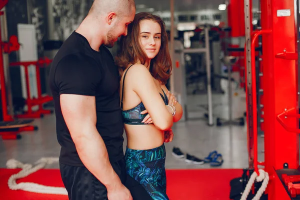 Pareja en un gimnasio —  Fotos de Stock