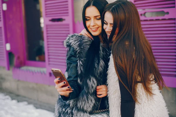 Duas meninas em uma cidade — Fotografia de Stock