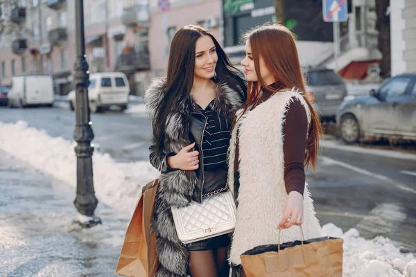 Dos chicas en una ciudad — Foto de Stock