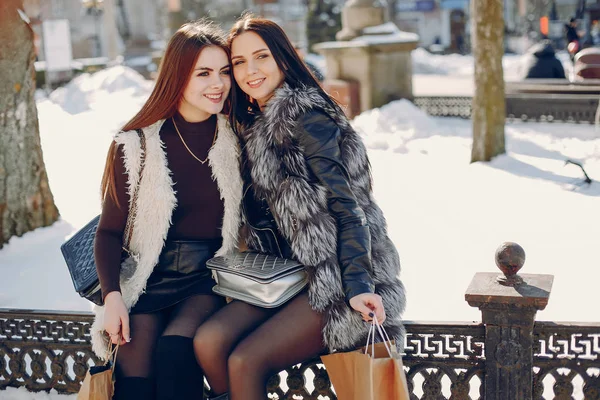 Two girls in a city — Stock Photo, Image