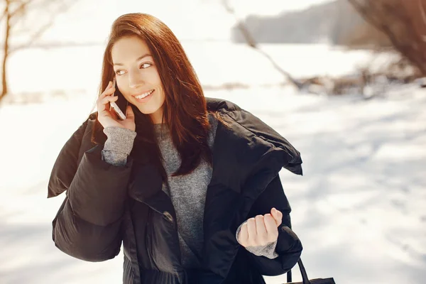 Lycklig tjej i en vinterstad — Stockfoto