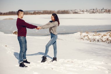 Bir kış parkında çift