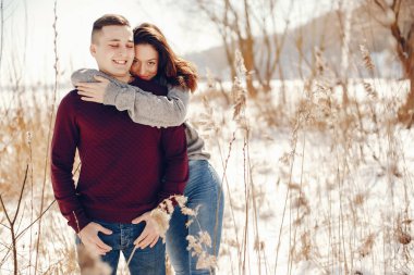 Bir kış parkında çift