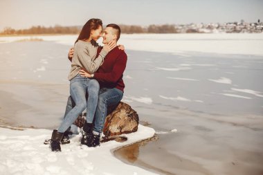 Bir kış parkında çift