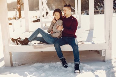 Bir kış parkında çift