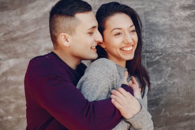 Bir kış parkında çift