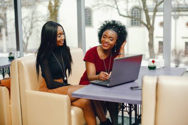 bir kafede iki iş kadını