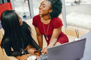 bir kafede iki iş kadını