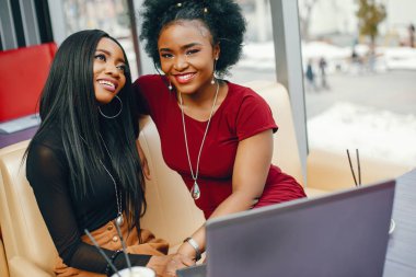 bir kafede iki iş kadını