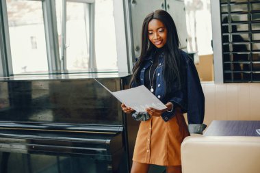 bir kafede şık siyah kız