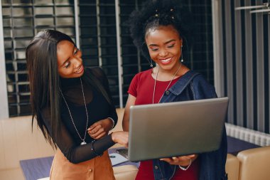 bir kafede iki iş kadını