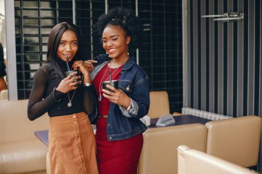 bir kafede iki güzel kız