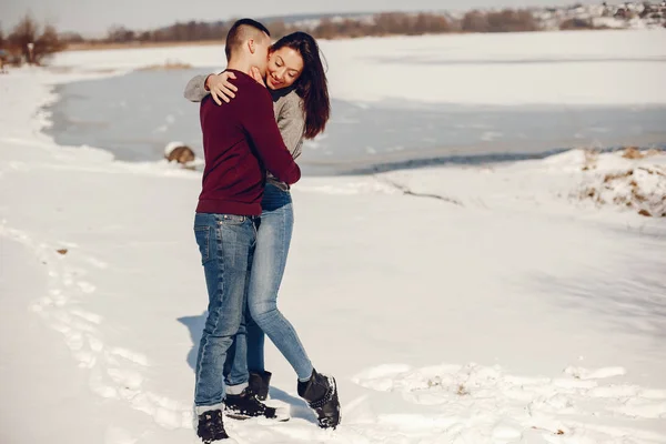 Ζευγάρι σε ένα χειμερινό πάρκο — Φωτογραφία Αρχείου