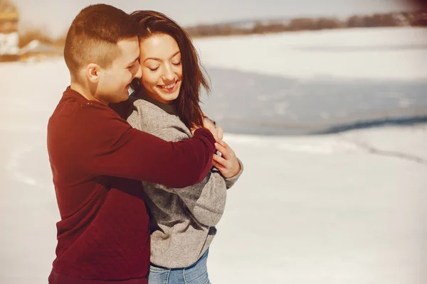 Pareja en un parque de invierno —  Fotos de Stock