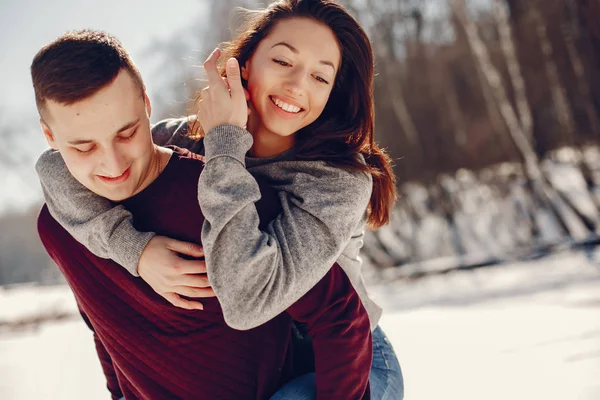 Casal em um parque de inverno — Fotografia de Stock