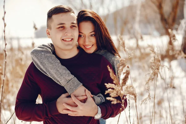 Couple in a winter park — Stock Photo, Image