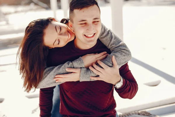 Pareja en un parque de invierno —  Fotos de Stock