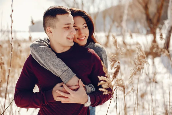 Pareja en un parque de invierno —  Fotos de Stock