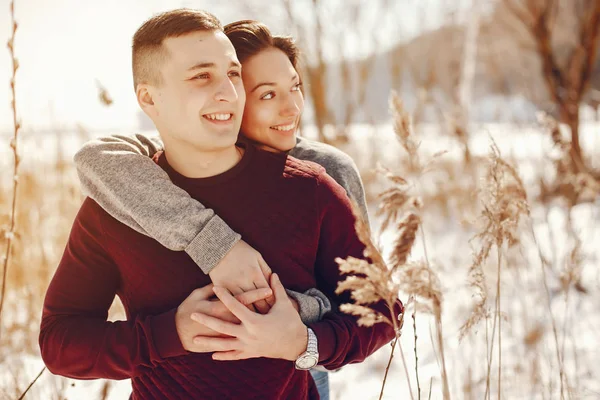 Casal em um parque de inverno — Fotografia de Stock