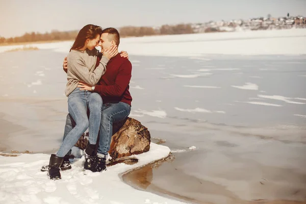Ζευγάρι σε ένα χειμερινό πάρκο — Φωτογραφία Αρχείου