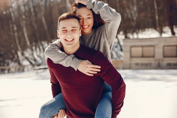 Pareja en un parque de invierno —  Fotos de Stock