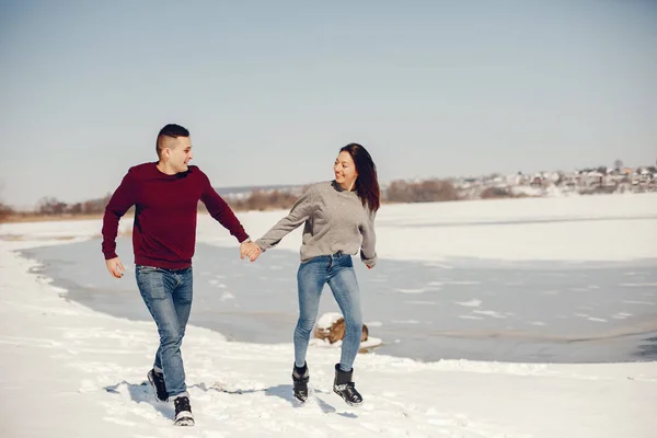 Paar im Winterpark — Stockfoto