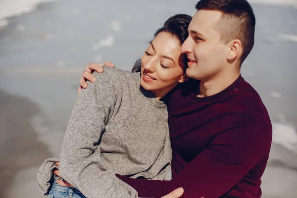 Pareja en un parque de invierno — Foto de Stock