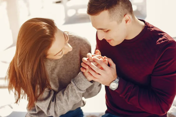 Pareja en un parque de invierno —  Fotos de Stock