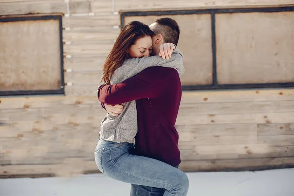 Casal em um parque de inverno — Fotografia de Stock