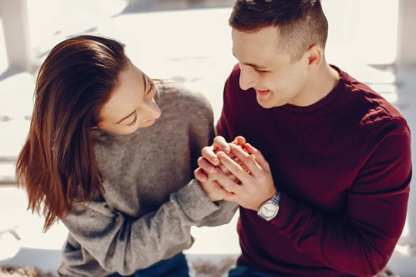 Pareja en un parque de invierno —  Fotos de Stock