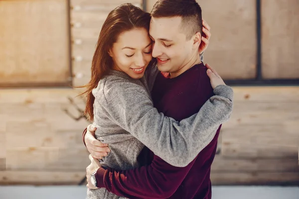 Casal em um parque de inverno — Fotografia de Stock