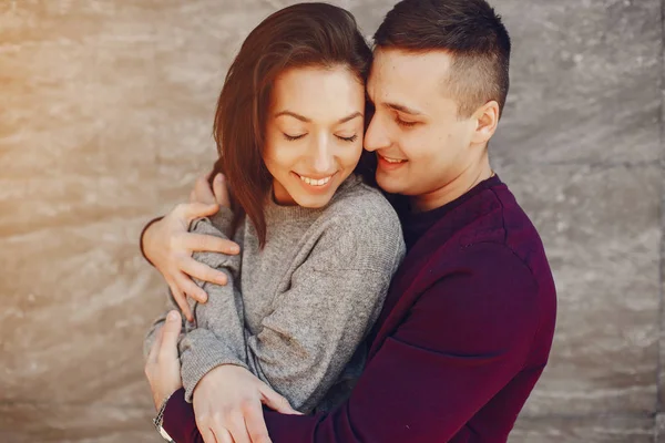 Pareja en un parque de invierno —  Fotos de Stock