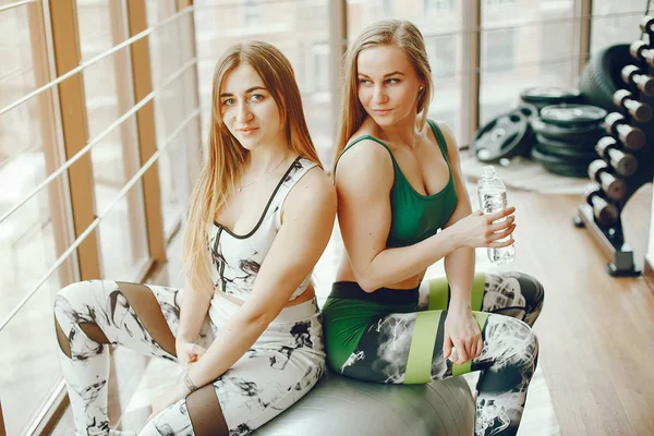 Dwie sportowe dziewczyny w siłowni — Zdjęcie stockowe