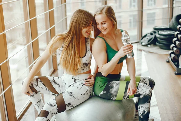 bir spor salonunda iki sportif kız