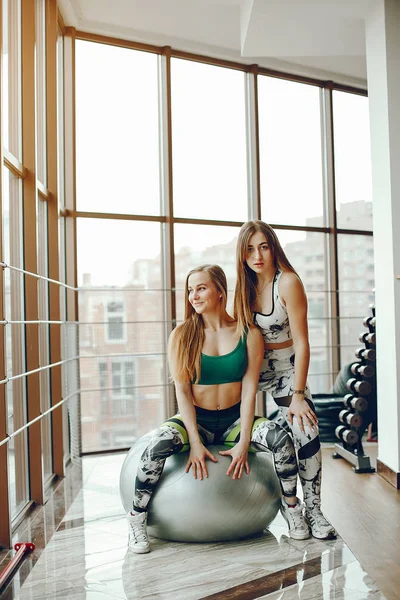 健身房里两个运动女孩 — 图库照片