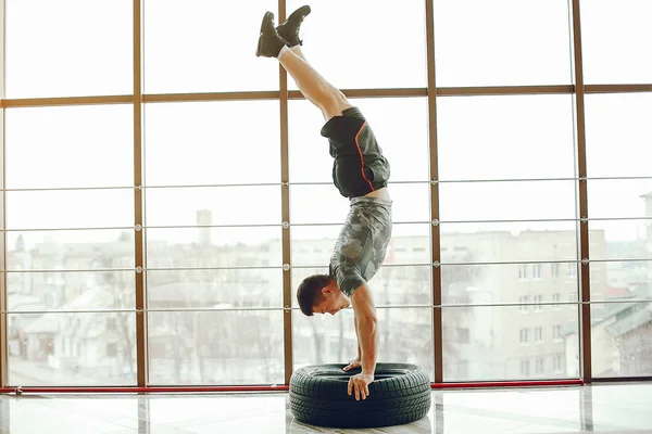 Uomo sportivo in palestra — Foto Stock