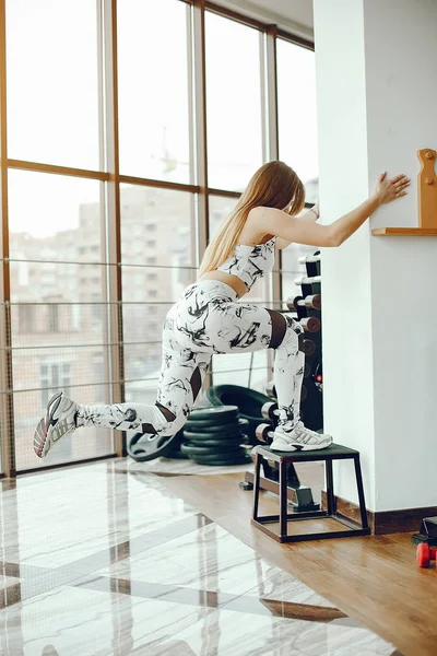 运动的女孩在健身房 — 图库照片