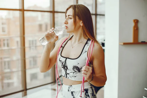 Chica deportiva en un gimnasio —  Fotos de Stock