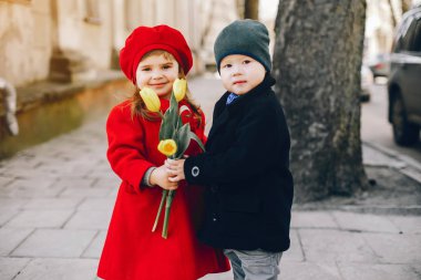 bir parkta litlle çocuklar